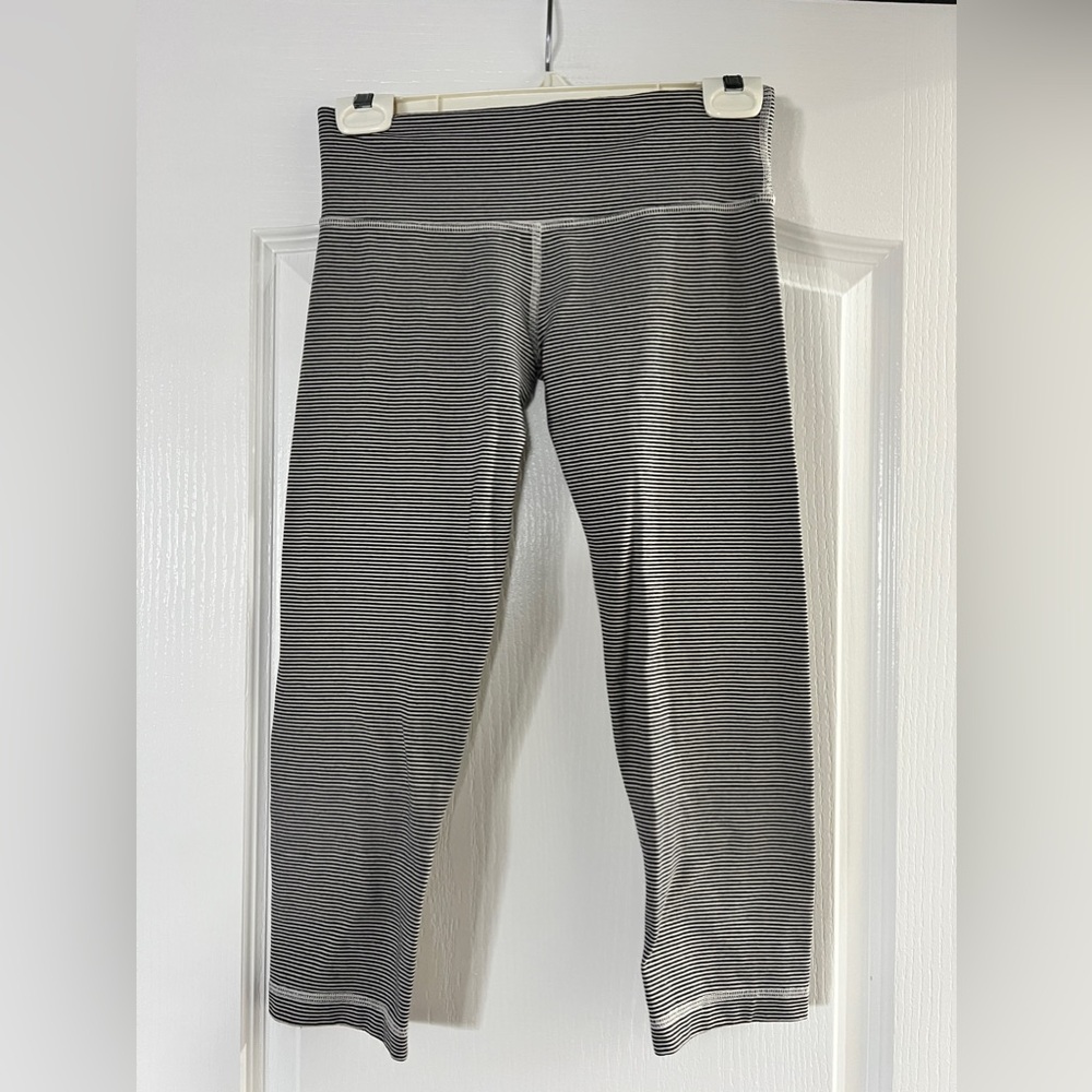 Lululemon black cream striped cropped leggings, Size 6